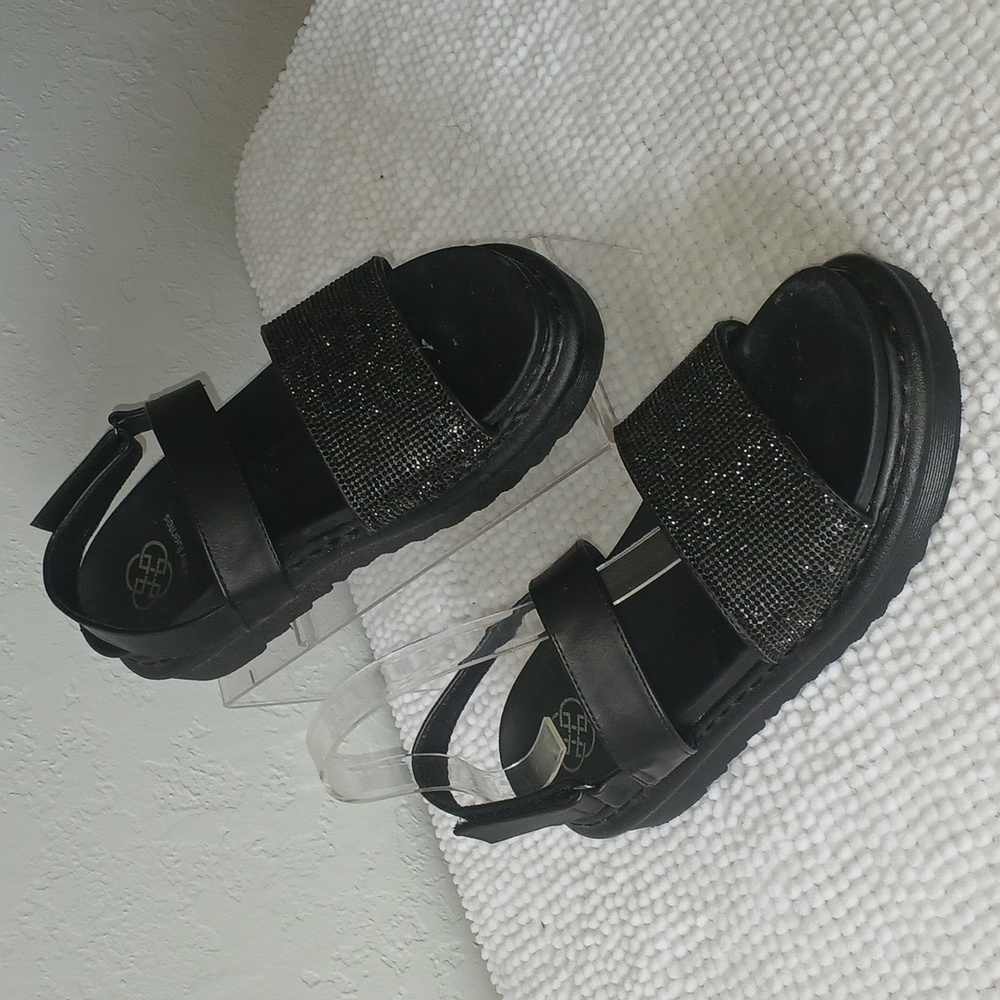 Daisy Fuentes platform comfort sandals